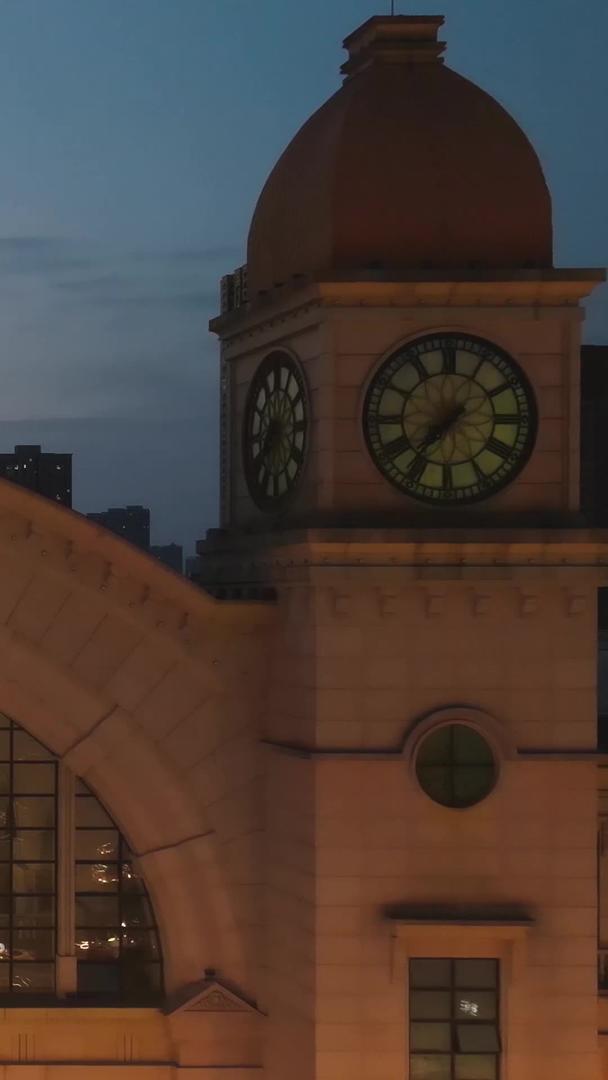 城市交通夜景火车站广场素材视频的预览图