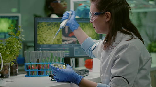 女性科学家从微气管试管中取出基因溶液视频的预览图