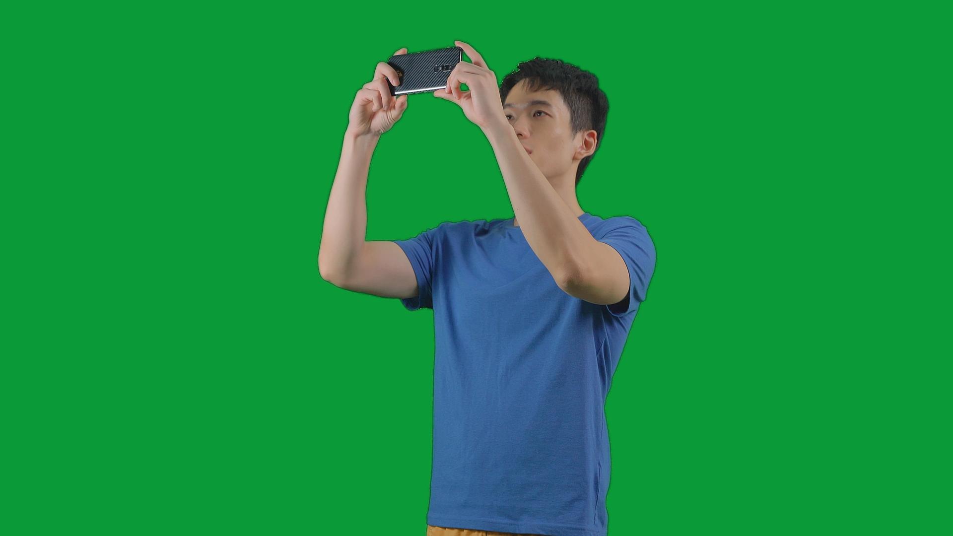 4K绿幕男青年手机拍照视频的预览图