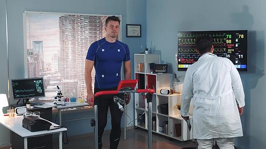 科学体育实验室的医生来监测运动员的精神压力测试；参加考试视频的预览图
