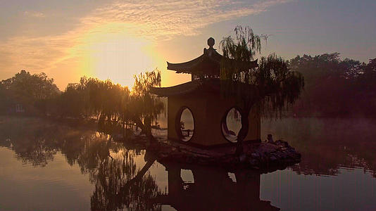 扬州瘦西湖黄昏下的湖中亭视频的预览图