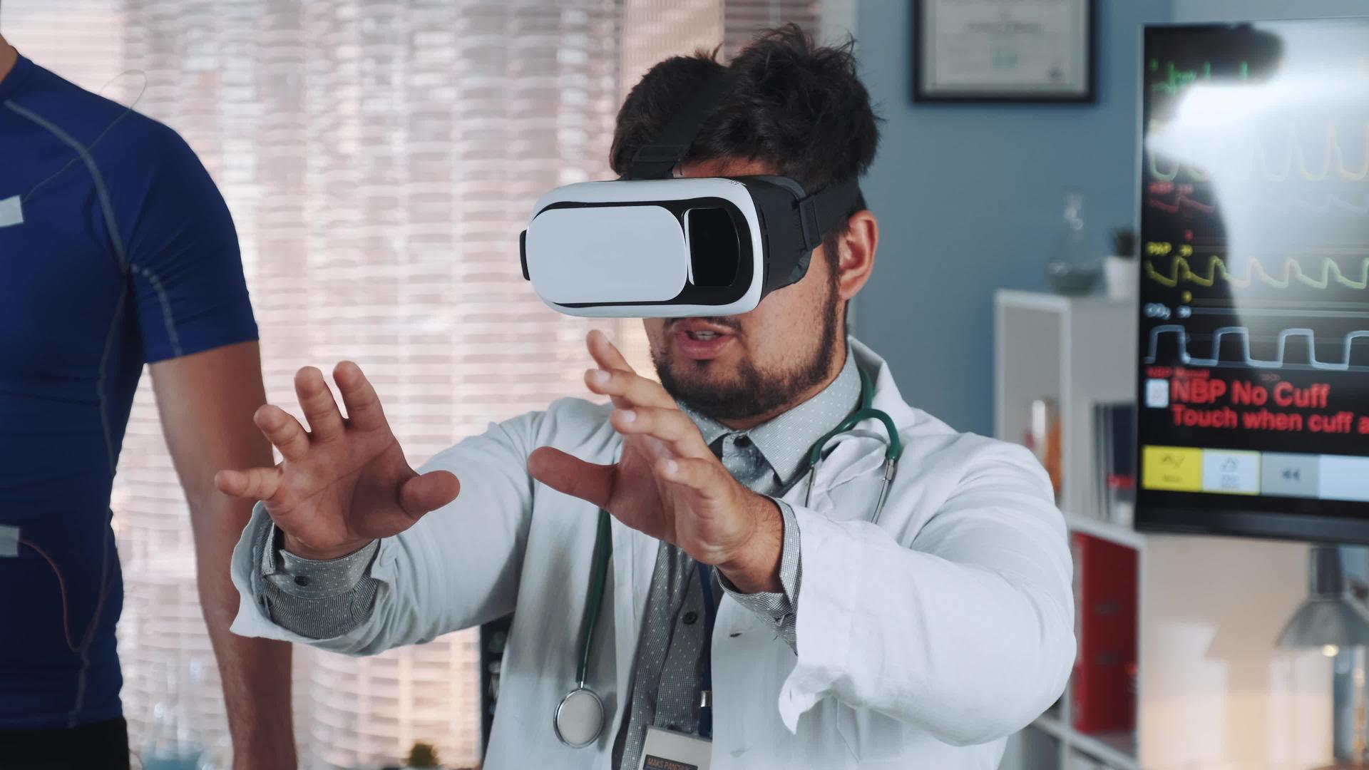 在虚拟现实眼镜中关闭多种族医生的视镜并发表演讲视频的预览图