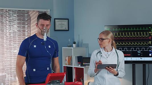 参加氧气面具的运动员进行压力测试心脏病学家使用压力测试视频的预览图