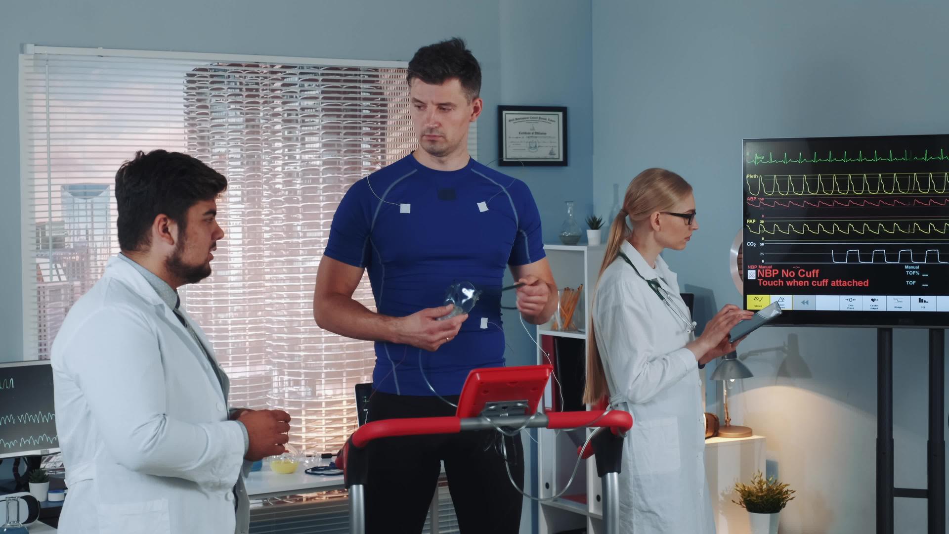 运动强壮的运动员站在赛道上用进行心肺呼吸测试视频的预览图