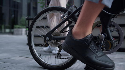 特写男腿踩着自行车共享单车视频的预览图