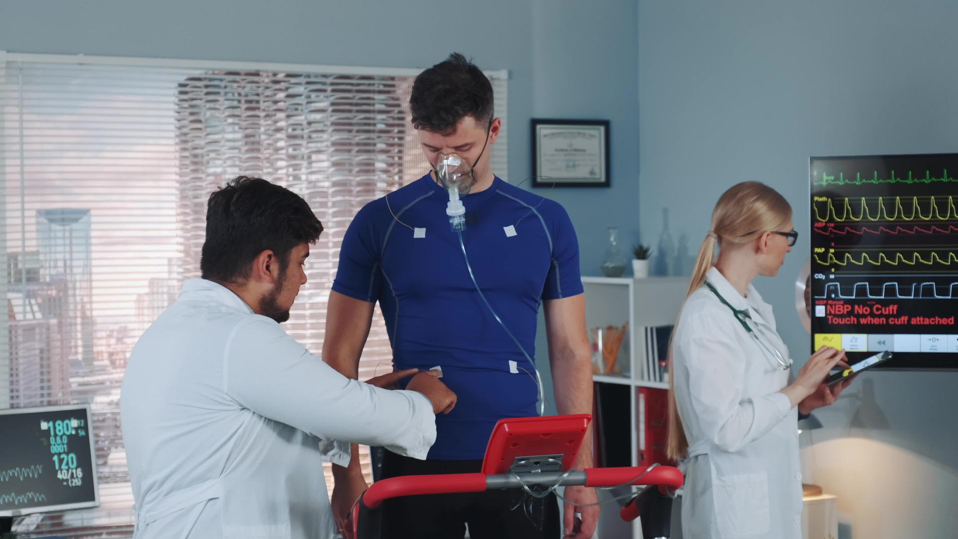 医生让运动员在氧气罩中测试心脏呼吸道视频的预览图