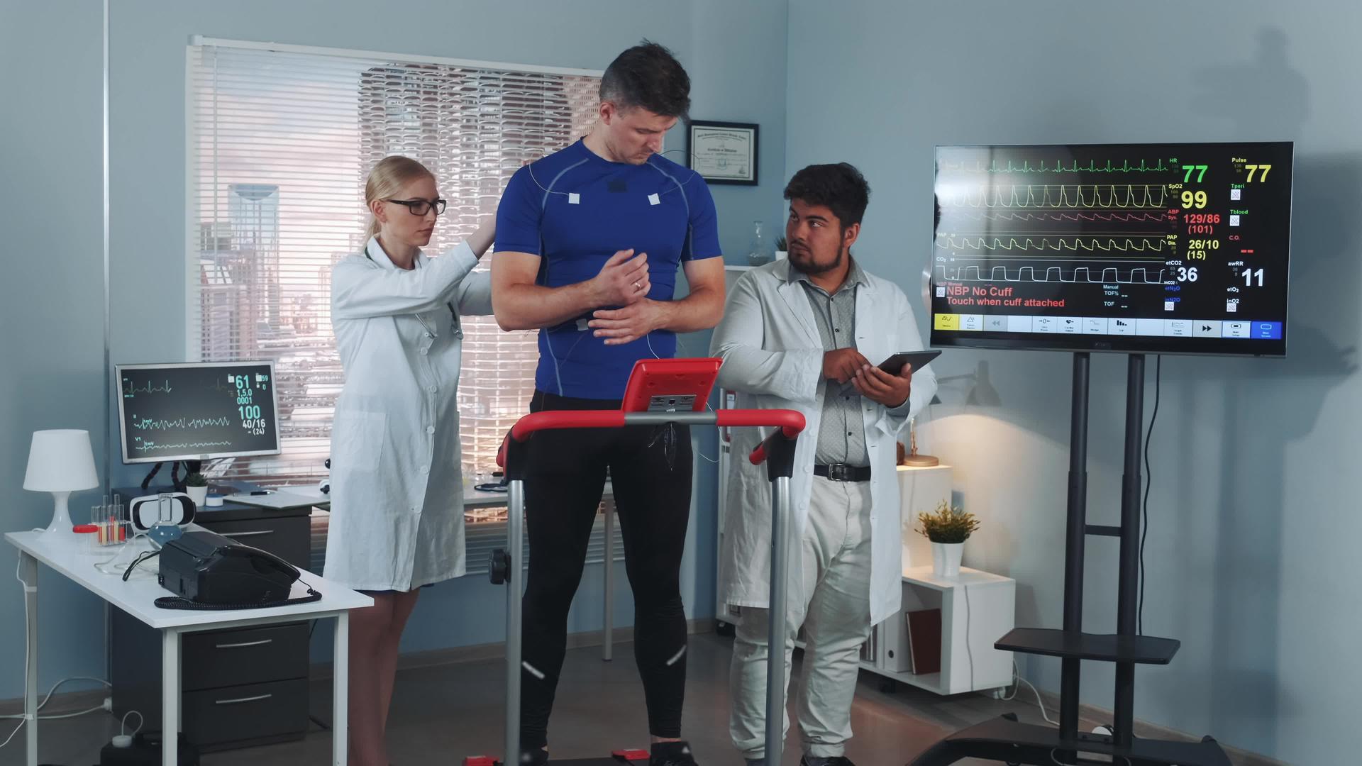 在现代实验室中 体育医学壮的运动员采取措施视频的预览图