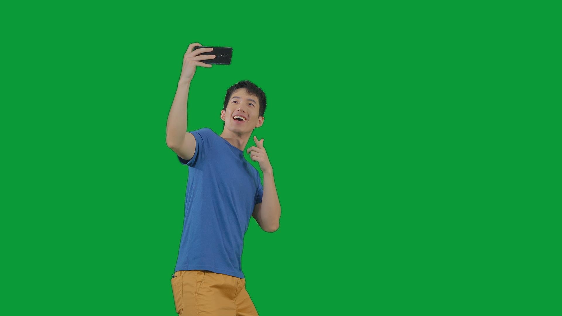 4K绿幕男青年手机自拍视频的预览图