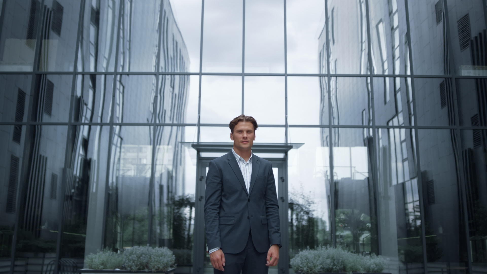 肖像商务人士独自在现代玻璃办公大楼视频的预览图