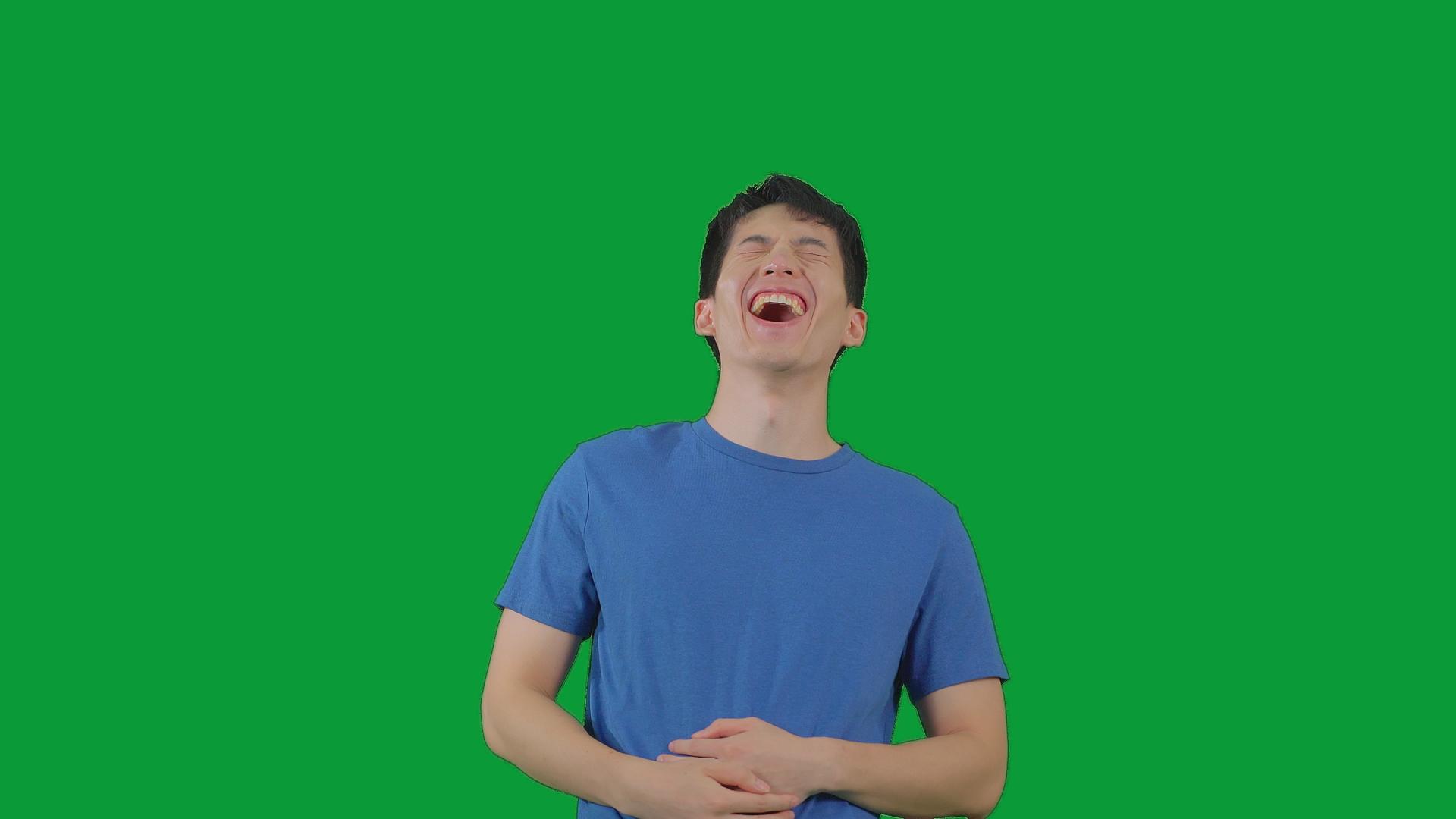 4K绿幕男青年捧腹大笑视频的预览图