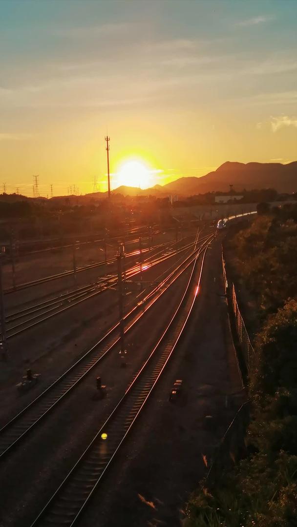 夕阳下行驶的高铁竖屏行驶视频的预览图