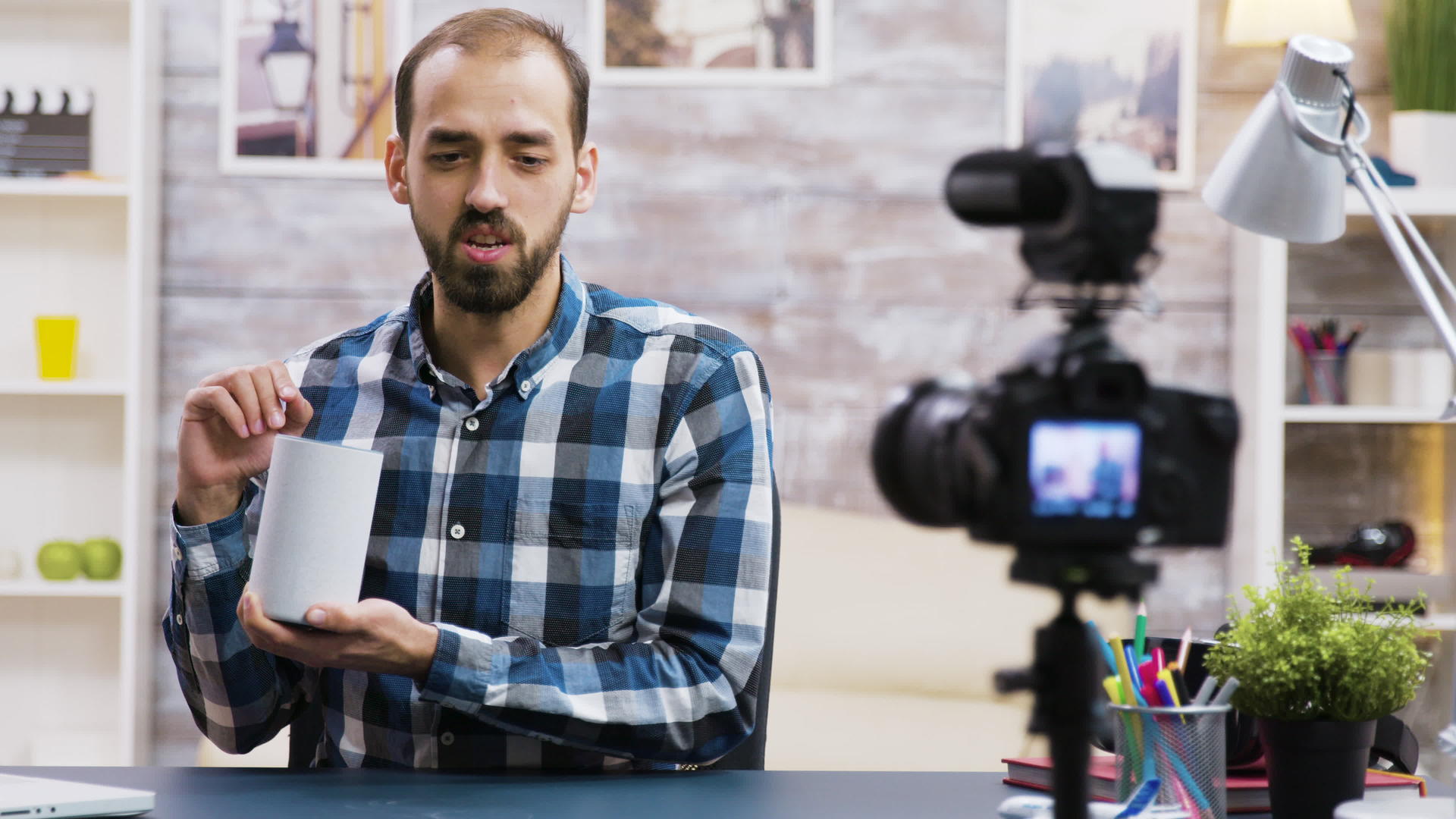 有名的Vlogger拍摄智能扬声器评论视频的预览图