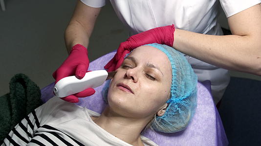 专业美容皮肤治疗使用超声波机视频的预览图
