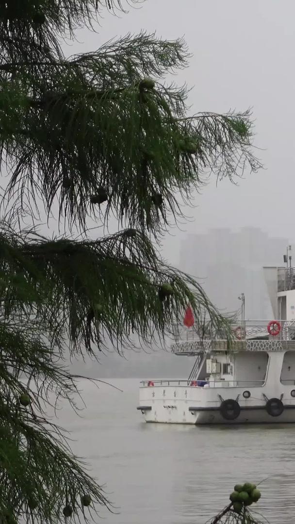 长江中下游防汛期间淹没警戒水位标志的长江城市内涝材料视频的预览图