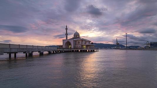 在黄油沃思的漂浮清真寺通道日落时视频的预览图