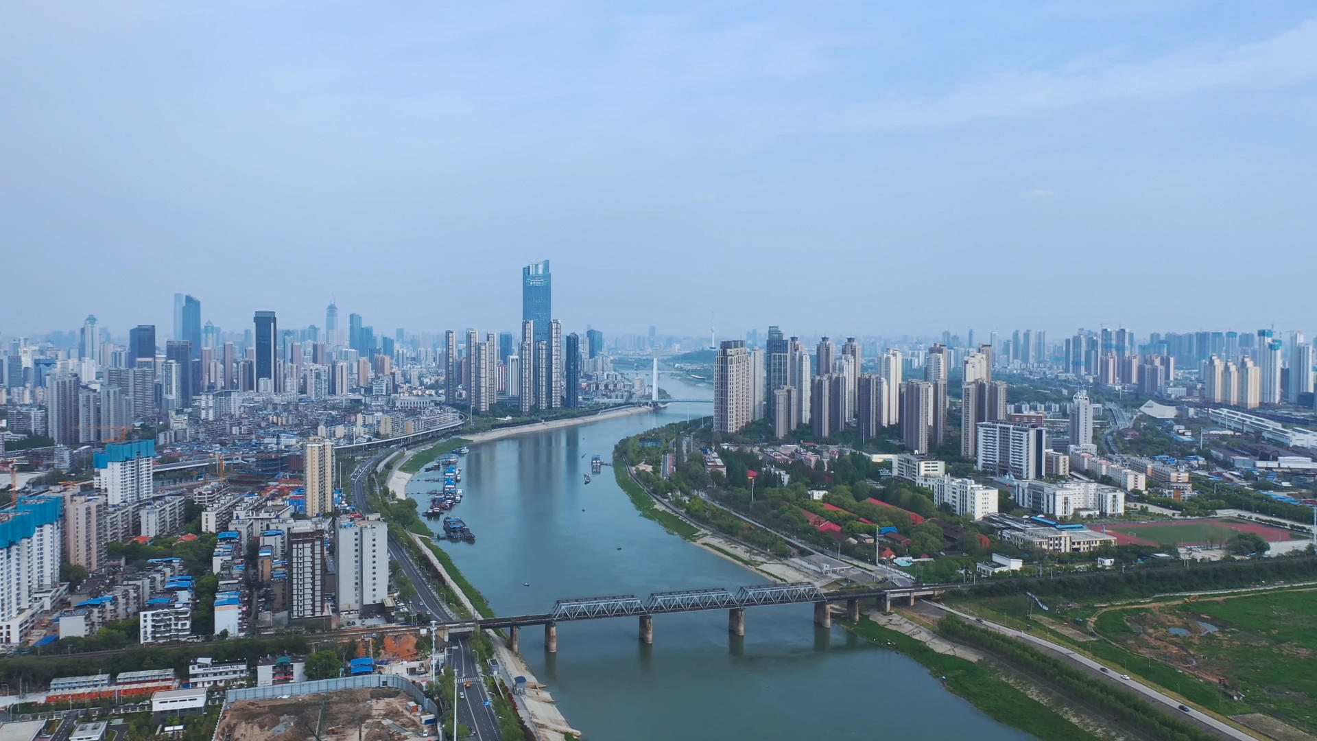 航拍武汉地标江汉湾城市江景风光视频的预览图