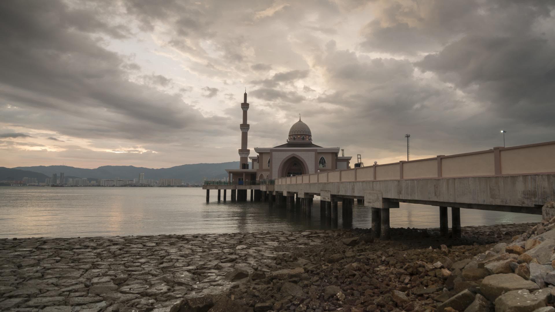 漂浮在日落中漂浮的清真寺视频的预览图