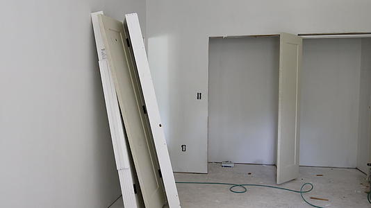 安装室内门用于房间改造材料、新公寓楼和新公寓楼视频的预览图