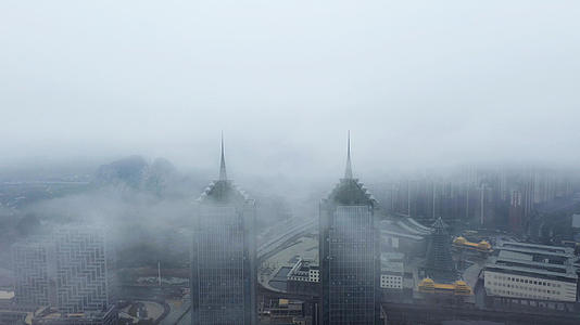 桂林市一院两馆罕见天气迷雾航拍4k视频视频的预览图