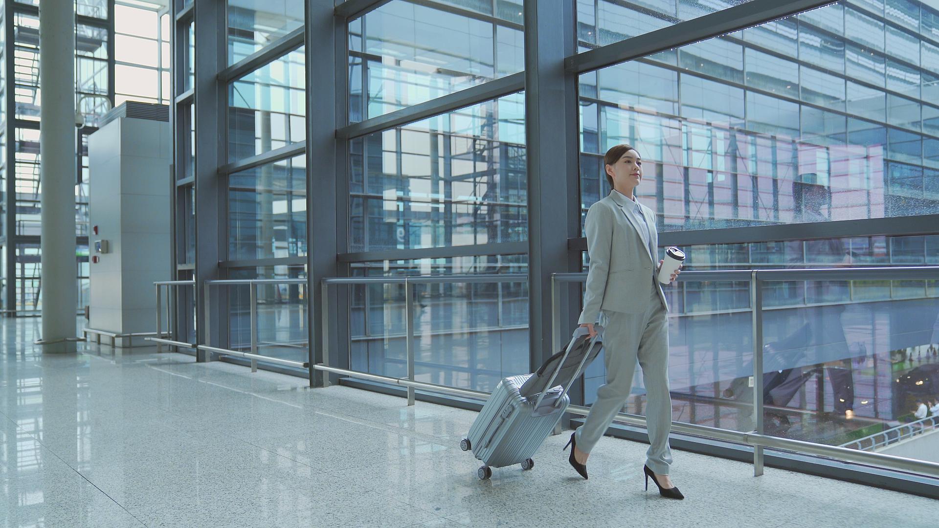 机场出差的商务女性视频的预览图