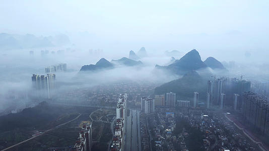 桂林市城区罕见天气云雾4k航拍视频视频的预览图