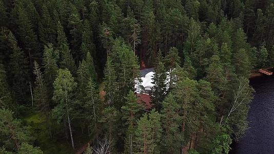 国家白色帐篷观察森林中度假的帐篷视频的预览图