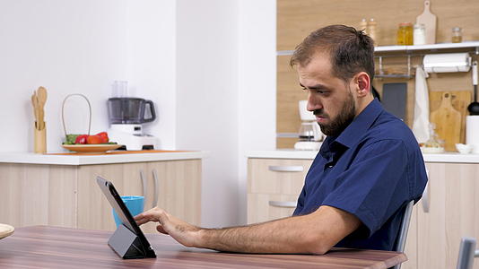 男人在数字平板电脑上上网视频的预览图