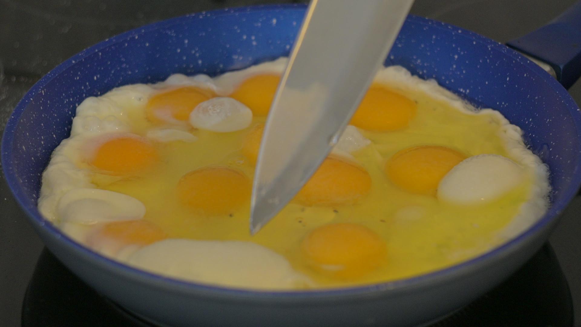 用刀去除煎蛋的气泡视频的预览图