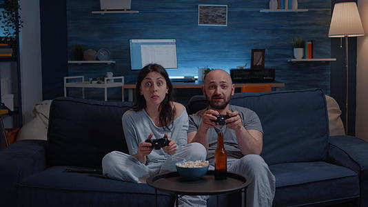 被认定为受控兴奋的情侣双赢电玩游戏视频的预览图
