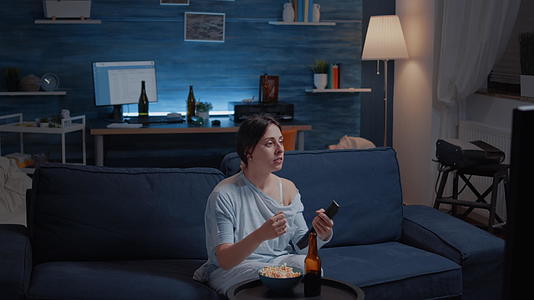 支持最喜欢玩家的兴奋女性在家观看TV时匹配视频的预览图