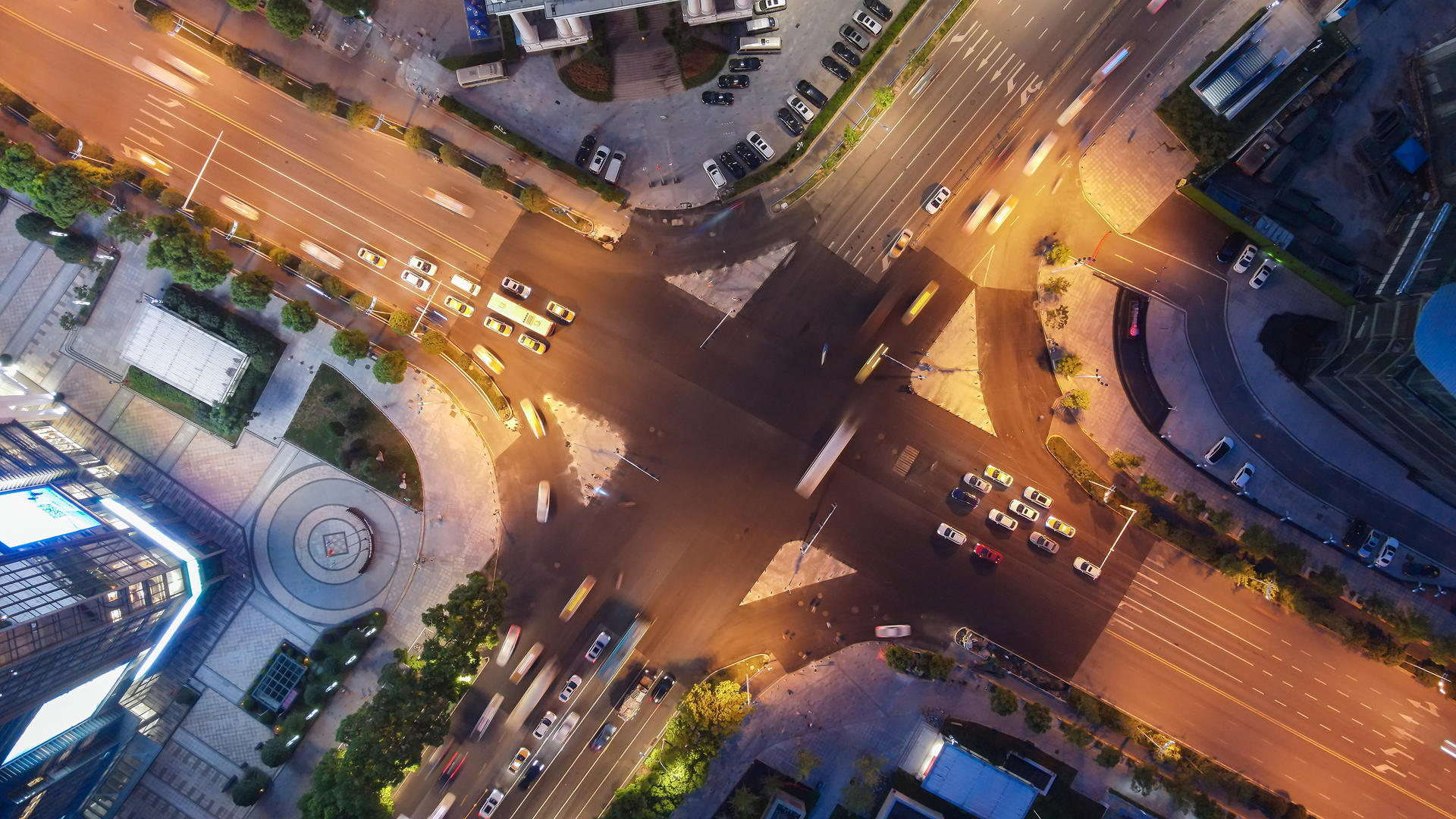 8k素材延时摄影航拍城市交通路口夜景灯光车流素材视频的预览图