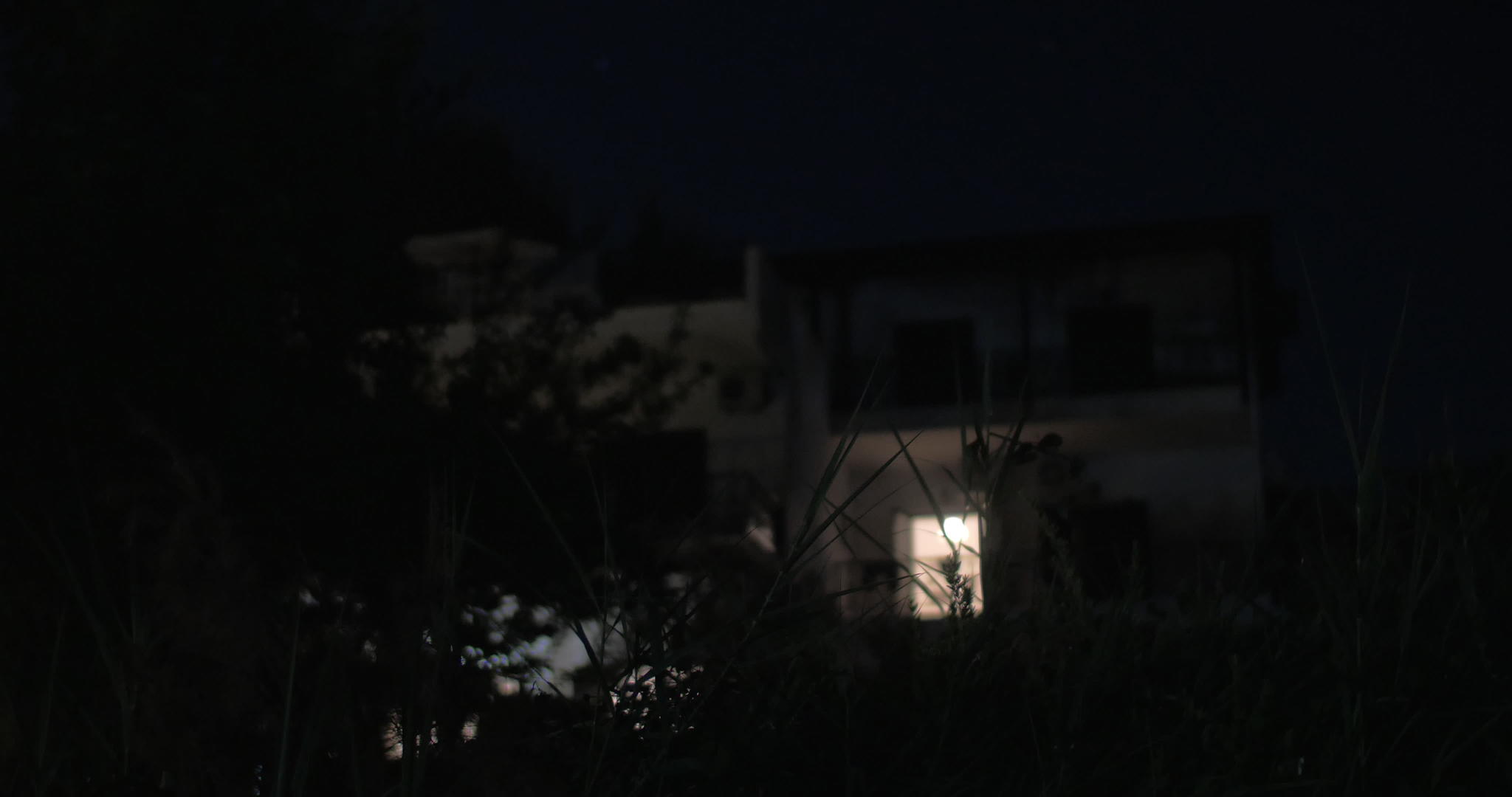 夜间现代住宅视频的预览图