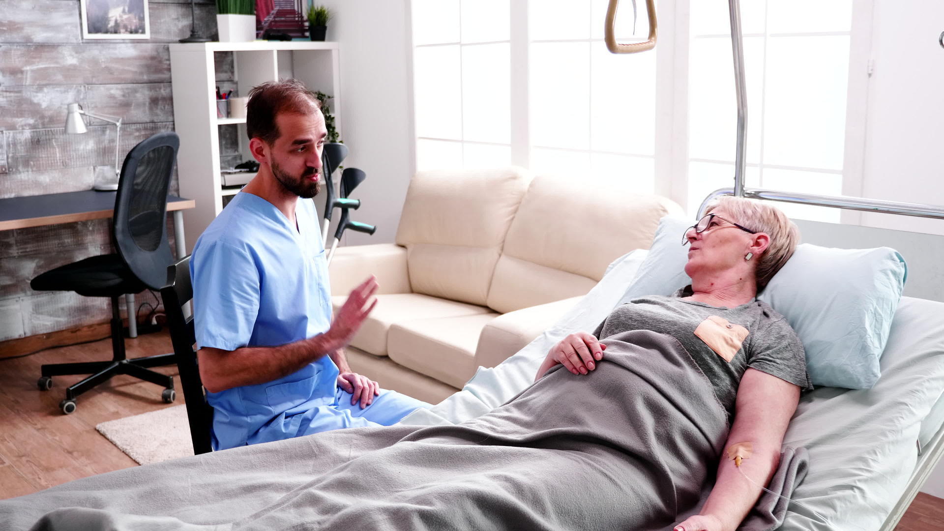 疗养院的医生与老年妇女交谈视频的预览图
