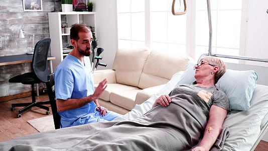 疗养院的医生与老年妇女交谈视频的预览图