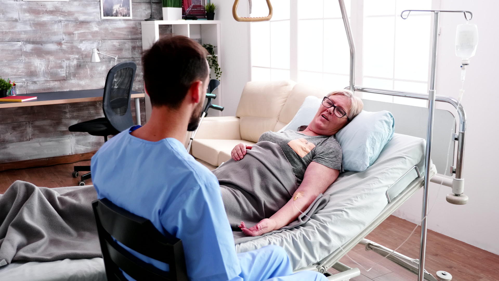 护理医院的男护士与老年妇女交谈视频的预览图