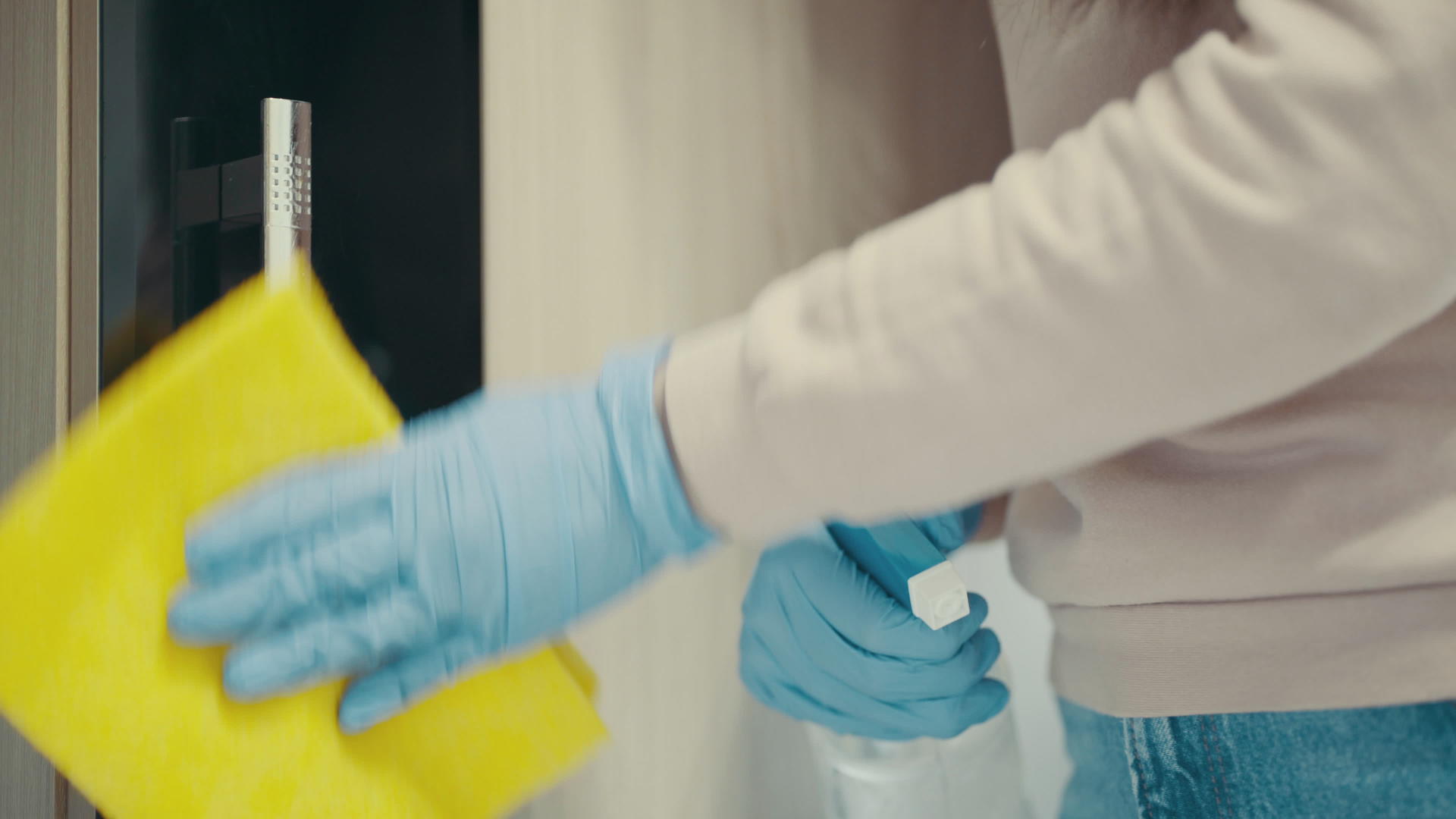 女性用消毒剂和湿毛巾关闭消毒门把手视频的预览图