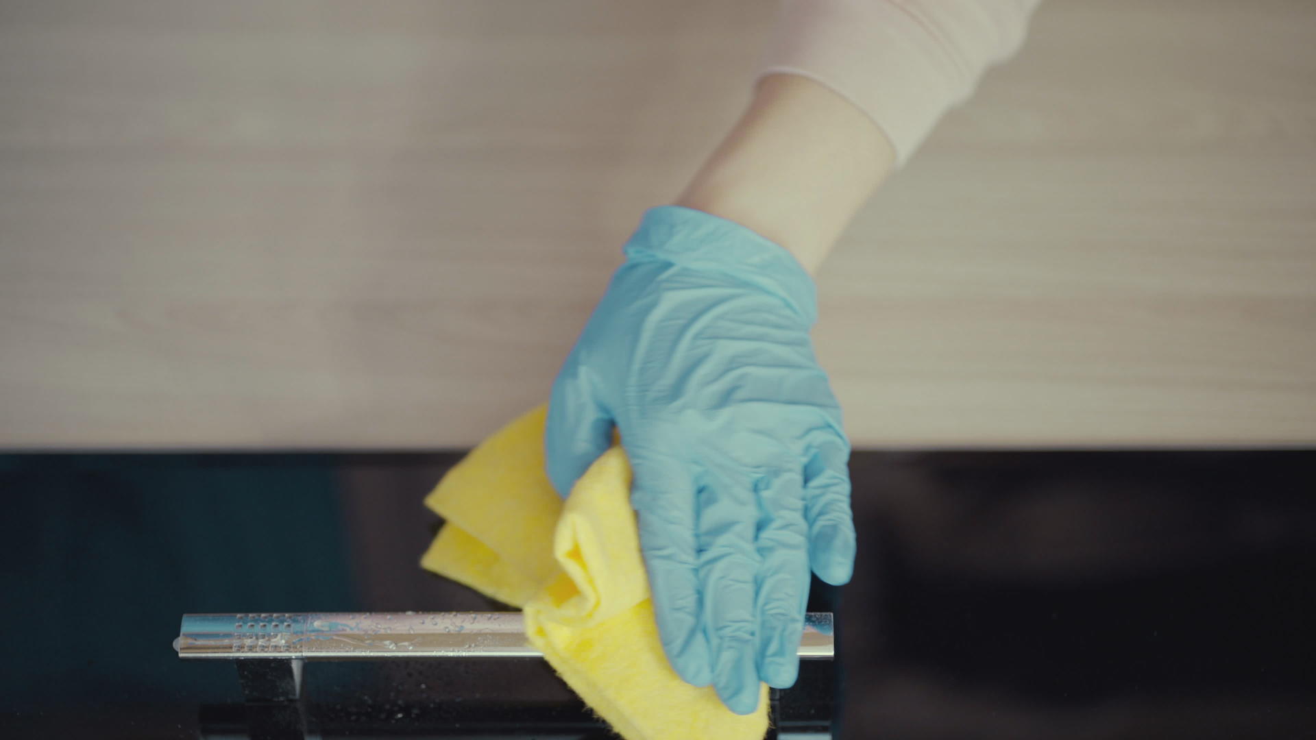 垂直视频使用消毒剂和消毒门用湿毛巾关闭女性手视频的预览图
