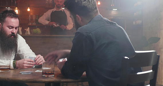 从右到左两个年轻男子在酒吧打牌视频的预览图
