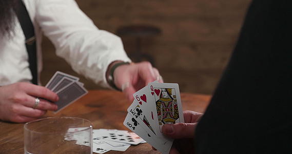 在酒吧里玩纸牌游戏视频的预览图