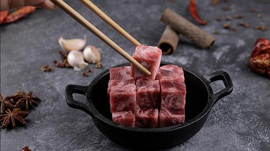 筷夹牛肉粒视频的预览图