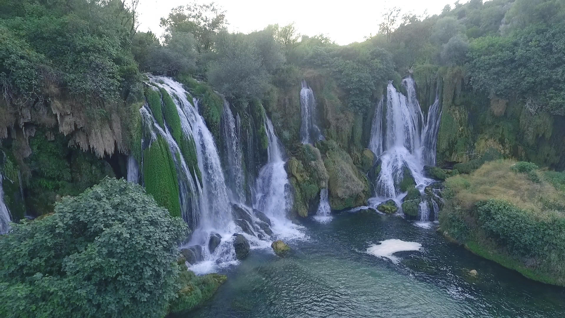 波黑自然风光克拉维斯瀑布湖泊全景高清航拍视频的预览图