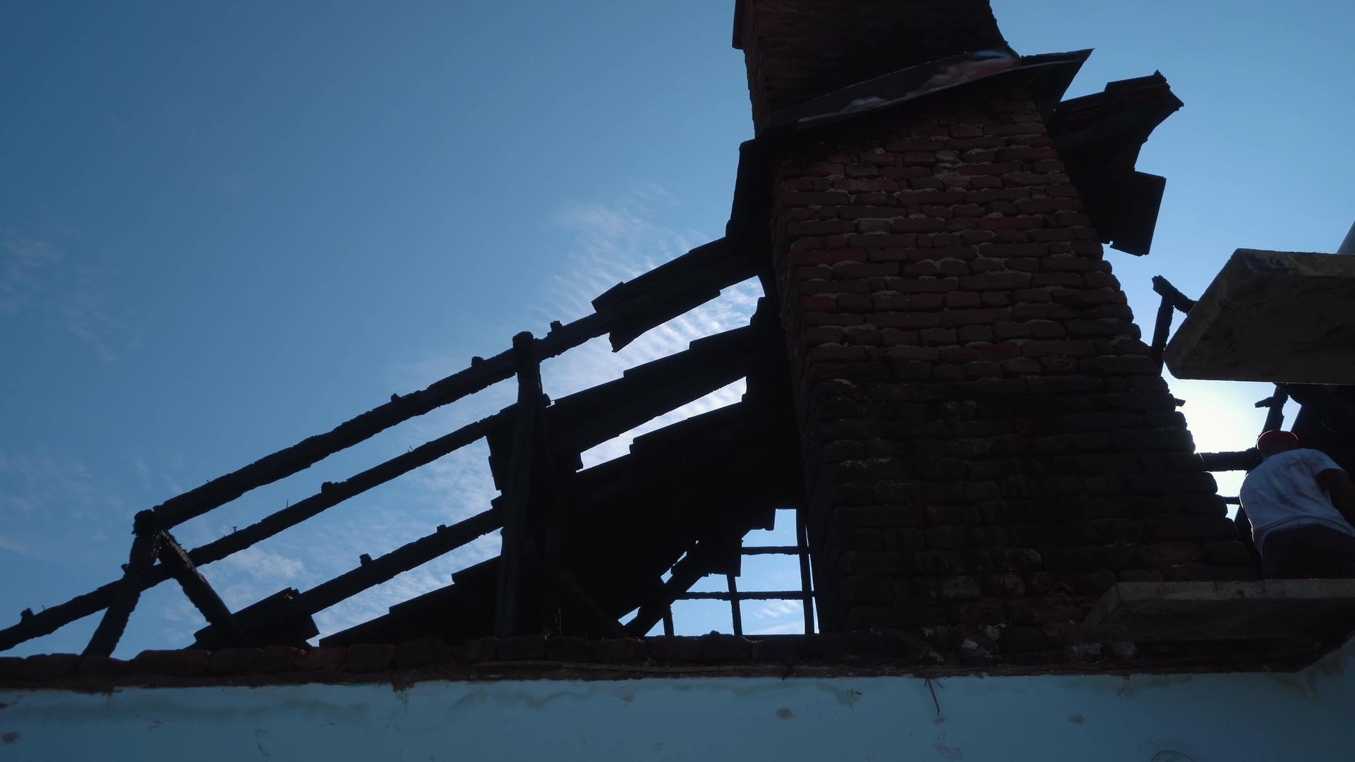 大火烧毁后受损公寓屋顶的特写纵火调查课程燃烧现场视频的预览图