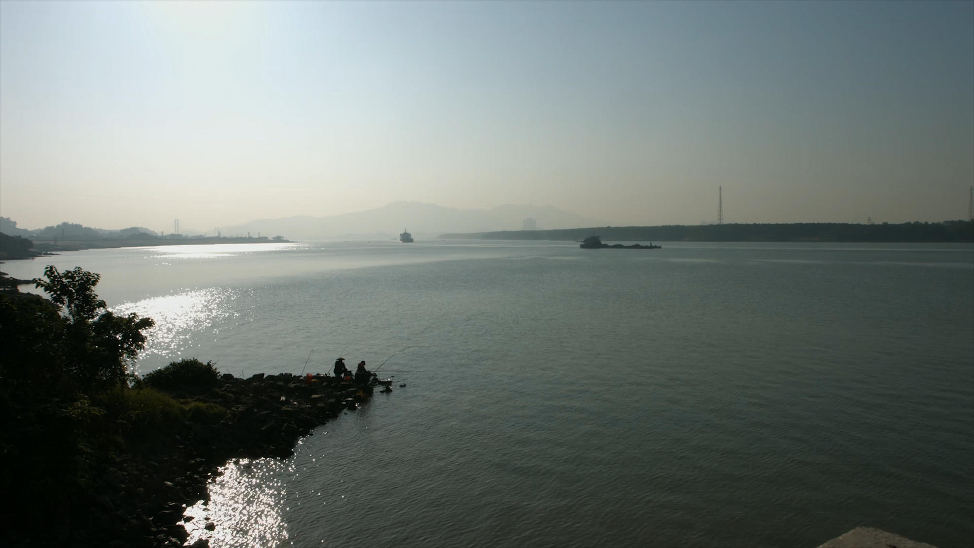 江水波光粼粼4K实拍视频的预览图