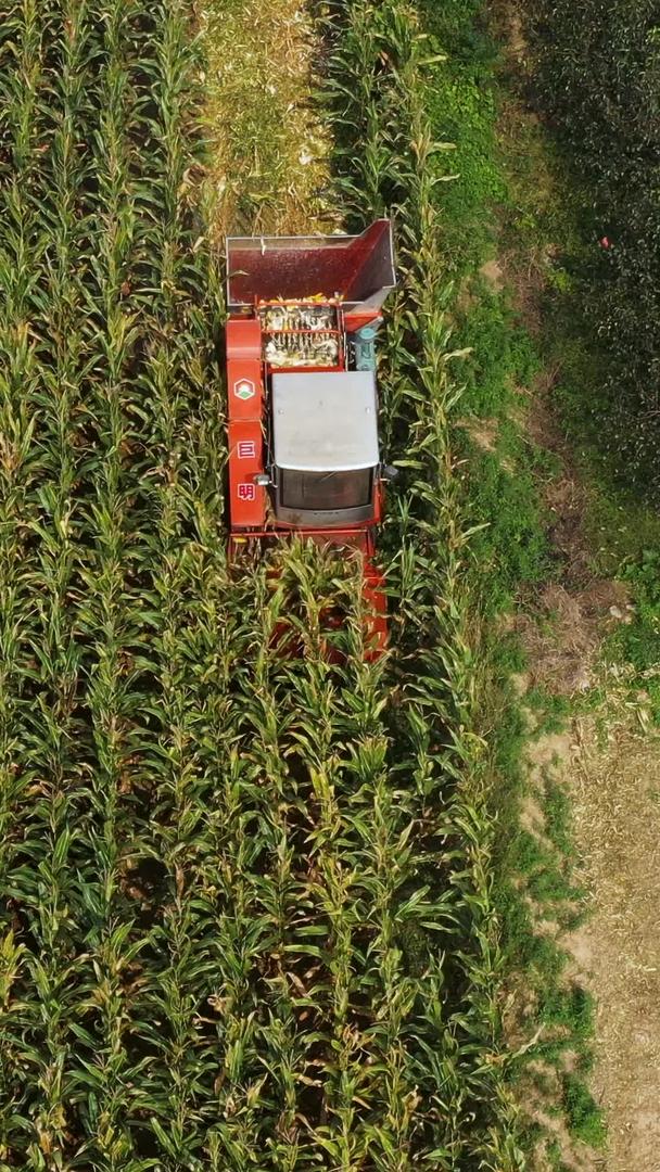 农业机械化收割机航拍素材视频的预览图