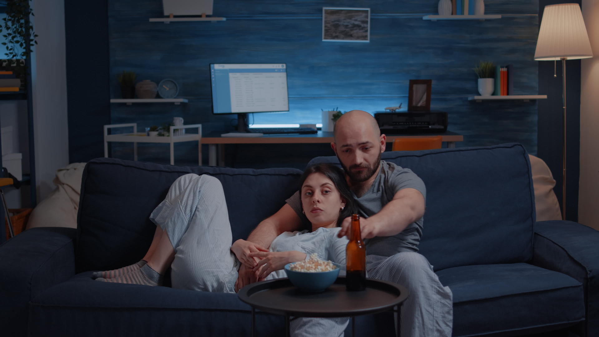 一对在家快乐的夫妇在沙发上放松视频的预览图