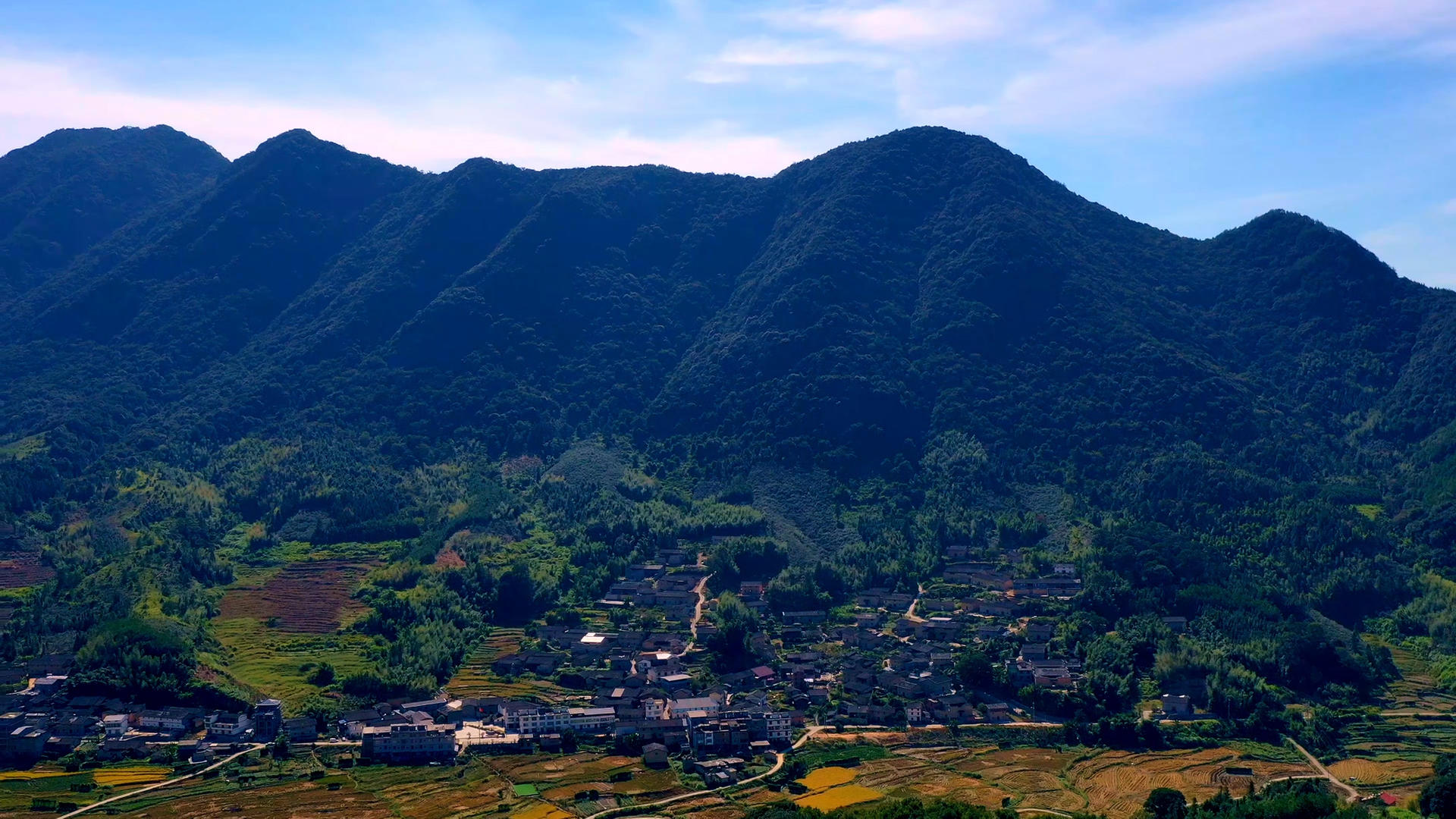 福建群山环绕的古老村落视频的预览图