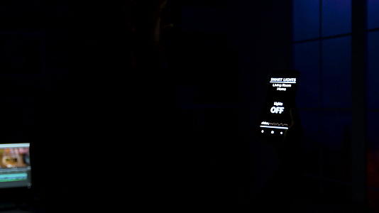 近距离拍摄的男子用语音命令打开房间里的灯...视频的预览图