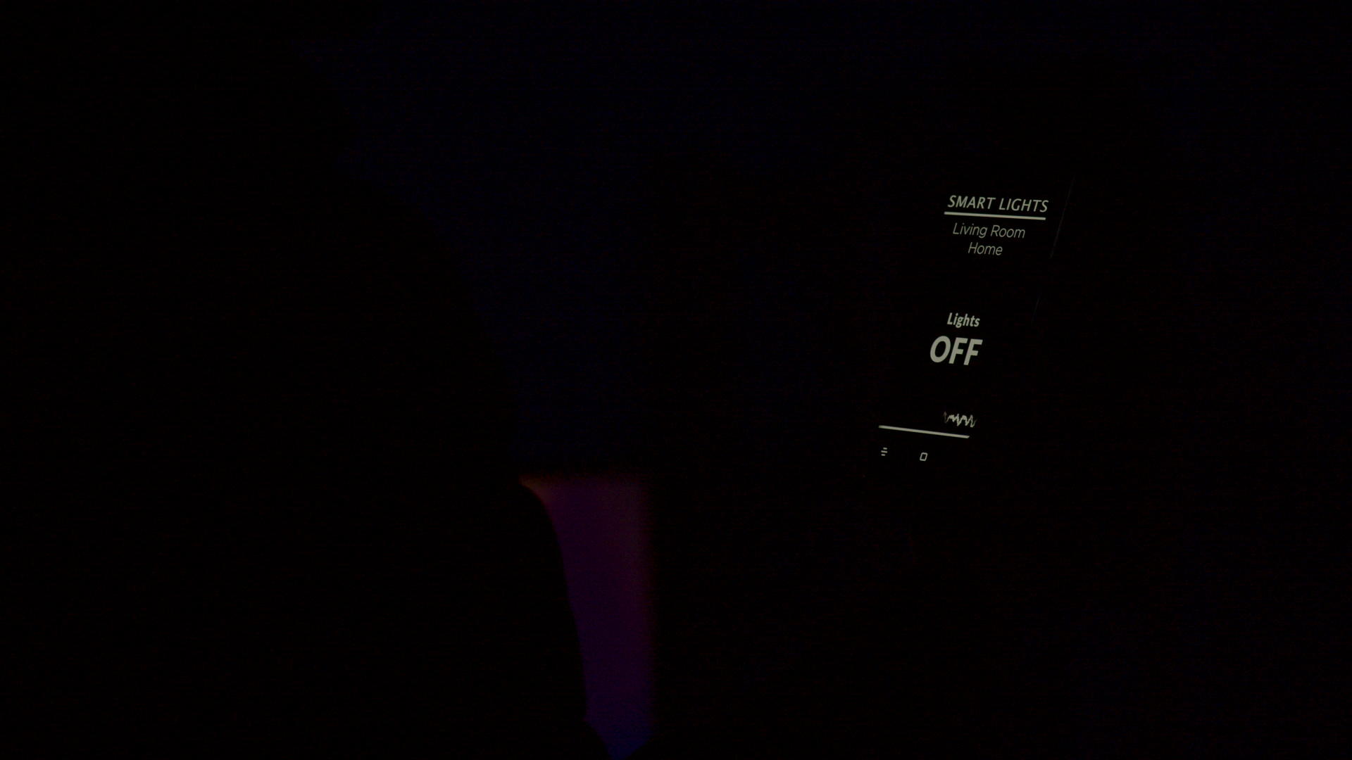 男子手持智能手机带有语音激活智能灯应用程序打开房子视频的预览图