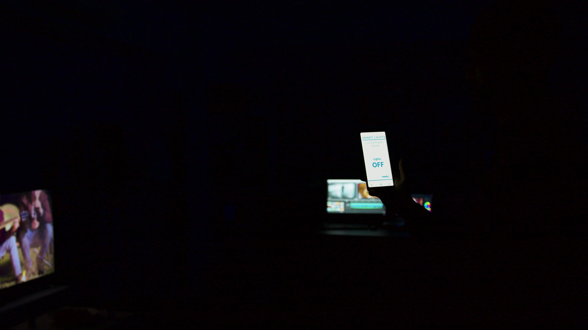 男人给智能手机发出声音指令打开家里的灯视频的预览图