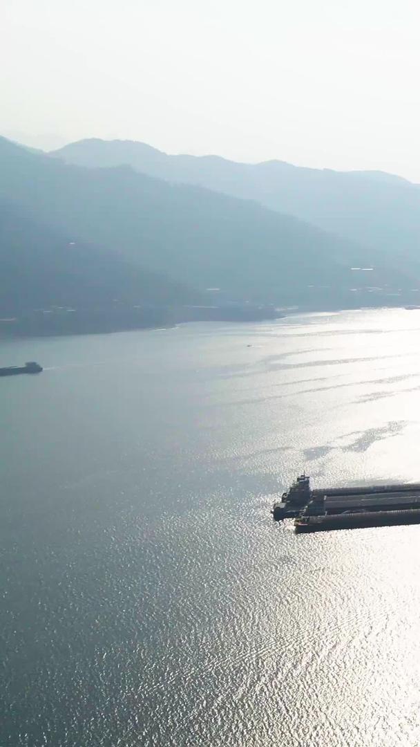 航拍阳光洒在船码头长江面前视频的预览图